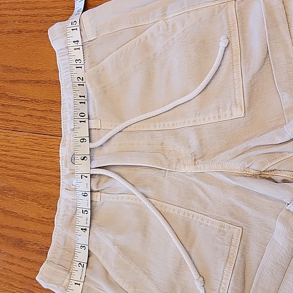 American Eagle Stretchy Cream Shorts - Picture 10 of 10